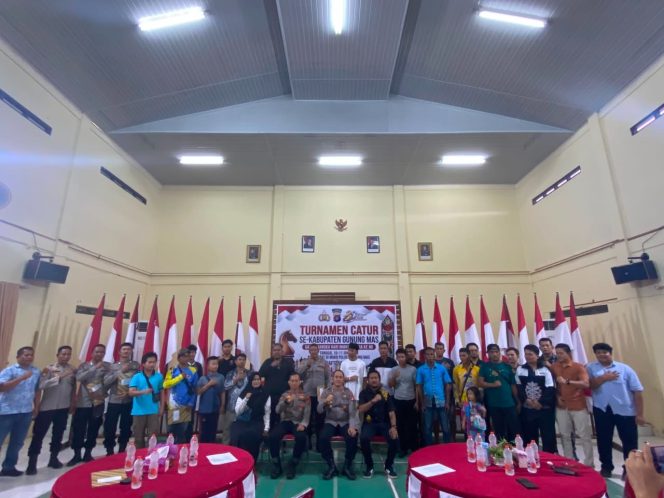 
					BERSAMA : Kapolres Gumas AKBP Heru Eko Wibowo, S.I.K, M.H, Wakapolres Kompol Indras Purwoko, S.H, jajaran pejabat utama (PJU), ketika berfoto bersama dengan para pemenang turnamen catur, dalam rangka HUT Bhayangkara ke-80 tahun 2026, Kamis, 11 Juni 2026.
