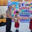 SERAHKAN : Kapolres Gumas AKBP Heru Eko Wibowo, S.I.K, M.H ketika menyerahkan hadiah kepada pemenang lomba mewarnai, Senin, 15 Juni 2026.
