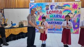 SERAHKAN : Kapolres Gumas AKBP Heru Eko Wibowo, S.I.K, M.H ketika menyerahkan hadiah kepada pemenang lomba mewarnai, Senin, 15 Juni 2026.