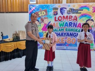 SERAHKAN : Kapolres Gumas AKBP Heru Eko Wibowo, S.I.K, M.H ketika menyerahkan hadiah kepada pemenang lomba mewarnai, Senin, 15 Juni 2026.