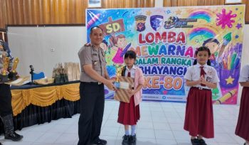 SERAHKAN : Kapolres Gumas AKBP Heru Eko Wibowo, S.I.K, M.H ketika menyerahkan hadiah kepada pemenang lomba mewarnai, Senin, 15 Juni 2026.