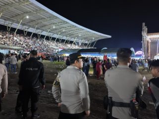 PENGAMANAN : Personel Polres Gumas ketika melakukan pengamanan pembukaan pesta pasar rakyat dan FBMM tahun 2026, di Stadion Mini Kuala Kurun, Senin, 15 Juni 2026.