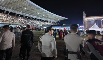 PENGAMANAN : Personel Polres Gumas ketika melakukan pengamanan pembukaan pesta pasar rakyat dan FBMM tahun 2026, di Stadion Mini Kuala Kurun, Senin, 15 Juni 2026.