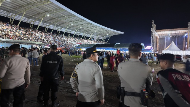 PENGAMANAN : Personel Polres Gumas ketika melakukan pengamanan pembukaan pesta pasar rakyat dan FBMM tahun 2026, di Stadion Mini Kuala Kurun, Senin, 15 Juni 2026.