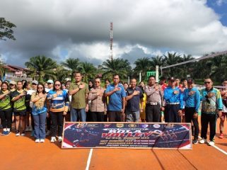 BERSAMA : Wakapolres Gumas Kompol Indras Purwoko, S.H dan PJU Polres berfoto bersama dengan para peserta turnamen boli, Kamis, 18 Juni 2026.