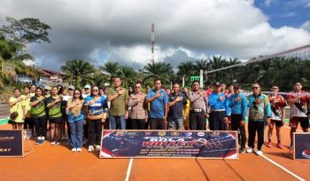 BERSAMA : Wakapolres Gumas Kompol Indras Purwoko, S.H dan PJU Polres berfoto bersama dengan para peserta turnamen boli, Kamis, 18 Juni 2026.
