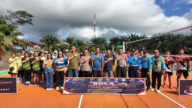 BERSAMA : Wakapolres Gumas Kompol Indras Purwoko, S.H dan PJU Polres berfoto bersama dengan para peserta turnamen boli, Kamis, 18 Juni 2026.