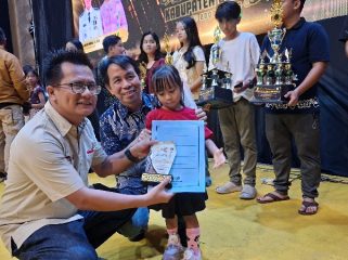 PENYERAHAN : Suasana penyerahan plakat serta piagam penghargaan kepada para pemenang lomba Video Reels PWI Kabupaten Gumas, di Stadion Mini Kuala Kurun, Sabtu, 20 Juni 2026