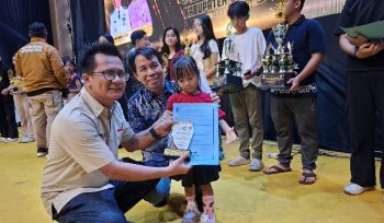 PENYERAHAN : Suasana penyerahan plakat serta piagam penghargaan kepada para pemenang lomba Video Reels PWI Kabupaten Gumas, di Stadion Mini Kuala Kurun, Sabtu, 20 Juni 2026
