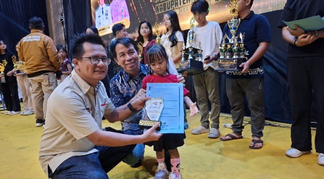 PENYERAHAN : Suasana penyerahan plakat serta piagam penghargaan kepada para pemenang lomba Video Reels PWI Kabupaten Gumas, di Stadion Mini Kuala Kurun, Sabtu, 20 Juni 2026