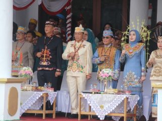 HADIRI : Kapolda Kalteng Irjen Pol. Iwan Kurniawan, S.I.K, M.Si bersama Pangdam XXII Tambun Bungai dan Kabinda Kalteng, mendampingi Gubernur Kalteng H. Agustiar Sabran, S.I.Kom, pada upacara peringatan hari jadi ke-24 Kabupaten Gumas, Senin, 22 Juni 2026.
