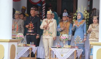 HADIRI : Kapolda Kalteng Irjen Pol. Iwan Kurniawan, S.I.K, M.Si bersama Pangdam XXII Tambun Bungai dan Kabinda Kalteng, mendampingi Gubernur Kalteng H. Agustiar Sabran, S.I.Kom, pada upacara peringatan hari jadi ke-24 Kabupaten Gumas, Senin, 22 Juni 2026.
