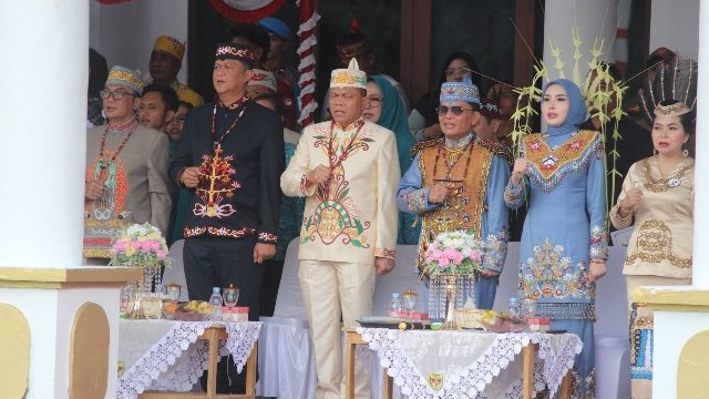 HADIRI : Kapolda Kalteng Irjen Pol. Iwan Kurniawan, S.I.K, M.Si bersama Pangdam XXII Tambun Bungai dan Kabinda Kalteng, mendampingi Gubernur Kalteng H. Agustiar Sabran, S.I.Kom, pada upacara peringatan hari jadi ke-24 Kabupaten Gumas, Senin, 22 Juni 2026.