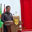 JAWABAN : Juru Bicara Bapemperda DPRD Kabupaten Gumas Endra menyampaikan jawaban terhadap pandangan dari pemerintah daerah atas diajukan Raperda inisiatif tentang Pemberdayaan Usaha Mikro dan Pengembangan Ekonomi Kreatif, pada rapat paripurna ke 3 masa persidangan III tahun sidang 2026, Senin, 22 Juni 2026 sore.