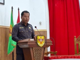 JAWABAN : Juru Bicara Bapemperda DPRD Kabupaten Gumas Endra menyampaikan jawaban terhadap pandangan dari pemerintah daerah atas diajukan Raperda inisiatif tentang Pemberdayaan Usaha Mikro dan Pengembangan Ekonomi Kreatif, pada rapat paripurna ke 3 masa persidangan III tahun sidang 2026, Senin, 22 Juni 2026 sore.