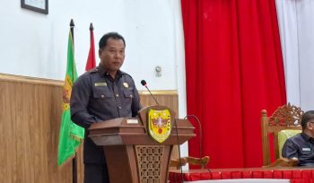 JAWABAN : Juru Bicara Bapemperda DPRD Kabupaten Gumas Endra menyampaikan jawaban terhadap pandangan dari pemerintah daerah atas diajukan Raperda inisiatif tentang Pemberdayaan Usaha Mikro dan Pengembangan Ekonomi Kreatif, pada rapat paripurna ke 3 masa persidangan III tahun sidang 2026, Senin, 22 Juni 2026 sore.