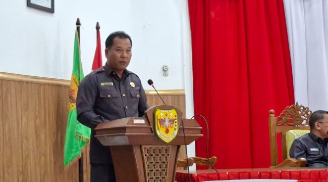 JAWABAN : Juru Bicara Bapemperda DPRD Kabupaten Gumas Endra menyampaikan jawaban terhadap pandangan dari pemerintah daerah atas diajukan Raperda inisiatif tentang Pemberdayaan Usaha Mikro dan Pengembangan Ekonomi Kreatif, pada rapat paripurna ke 3 masa persidangan III tahun sidang 2026, Senin, 22 Juni 2026 sore.