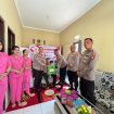 ANJANGSANA : Wakapolres Gumas Kompol Indras Purwoko, S.H didampingi PJU Polres, melaksanakan anjangsana ke kediaman Aiptu Hidayatullah, yang sedang sakit, Senin, 22 Juni 2026.