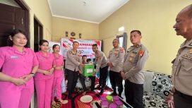 ANJANGSANA : Wakapolres Gumas Kompol Indras Purwoko, S.H didampingi PJU Polres, melaksanakan anjangsana ke kediaman Aiptu Hidayatullah, yang sedang sakit, Senin, 22 Juni 2026.