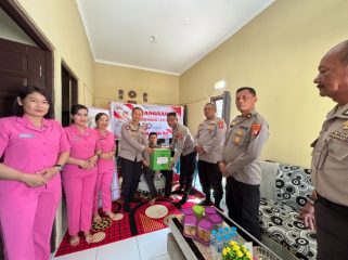 ANJANGSANA : Wakapolres Gumas Kompol Indras Purwoko, S.H didampingi PJU Polres, melaksanakan anjangsana ke kediaman Aiptu Hidayatullah, yang sedang sakit, Senin, 22 Juni 2026.