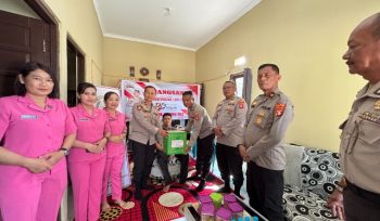 ANJANGSANA : Wakapolres Gumas Kompol Indras Purwoko, S.H didampingi PJU Polres, melaksanakan anjangsana ke kediaman Aiptu Hidayatullah, yang sedang sakit, Senin, 22 Juni 2026.