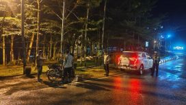 BUBARKAN : Personel Piket Pamapta I dan piket fungsi Polres Gumas ketika membubarkan aksi balap liar, di Kota Kuala Kurun, Rabu, 24 Juni 2026 malam.