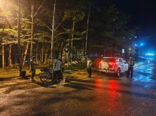 BUBARKAN : Personel Piket Pamapta I dan piket fungsi Polres Gumas ketika membubarkan aksi balap liar, di Kota Kuala Kurun, Rabu, 24 Juni 2026 malam.