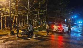 BUBARKAN : Personel Piket Pamapta I dan piket fungsi Polres Gumas ketika membubarkan aksi balap liar, di Kota Kuala Kurun, Rabu, 24 Juni 2026 malam.