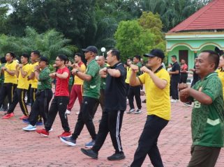 JALAN SEHAT : Suasana pelaksanaan jalan sehat dan senam bersama yang digelar Polres Gumas, dalam rangka memeriahkan Hari Bhayangkara ke-80 tahun 2026, Jumat, 25 Juni 2026.
