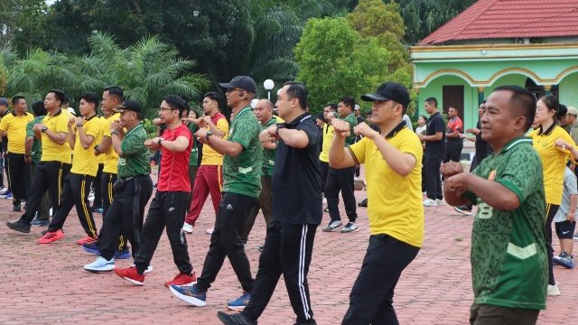 JALAN SEHAT : Suasana pelaksanaan jalan sehat dan senam bersama yang digelar Polres Gumas, dalam rangka memeriahkan Hari Bhayangkara ke-80 tahun 2026, Jumat, 25 Juni 2026.

