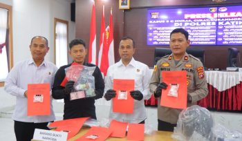 FOTO : Wakapolres dan jajaran saat press release yang digelar di Mapolres Katingan.