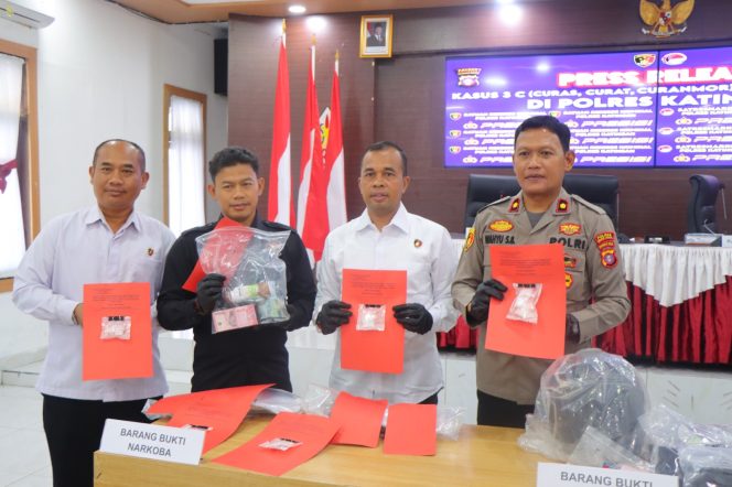 
					FOTO : Wakapolres dan jajaran saat press release yang digelar di Mapolres Katingan.