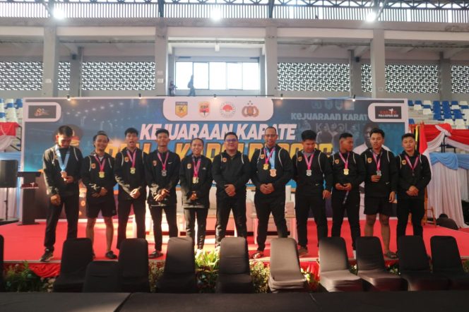
					FOTO : Kontingen Karate Bhayangkara Presisi Polda Kalimantan Tengah saat meraih berbagai kejuaraan karate Piala Kapolri Cup 2026.
