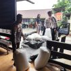 KAWAL : Kapolsek Sepang Ipda Purwanto, S.H dan personel polsek ketika mengawal pendistribusian ratusan kilogram hasil panen jagung pipil, untuk dibawa ke Gudang Bulog Kuala Kurun, Senin, 29 Juni 2026.
