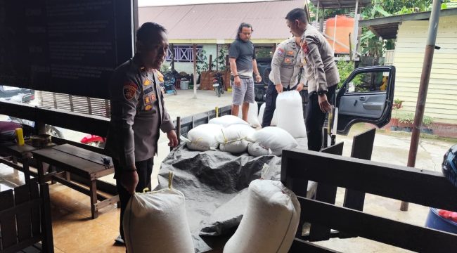 KAWAL : Kapolsek Sepang Ipda Purwanto, S.H dan personel polsek ketika mengawal pendistribusian ratusan kilogram hasil panen jagung pipil, untuk dibawa ke Gudang Bulog Kuala Kurun, Senin, 29 Juni 2026.