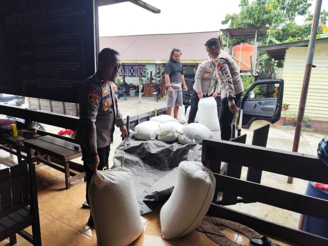 
					KAWAL : Kapolsek Sepang Ipda Purwanto, S.H dan personel polsek ketika mengawal pendistribusian ratusan kilogram hasil panen jagung pipil, untuk dibawa ke Gudang Bulog Kuala Kurun, Senin, 29 Juni 2026.