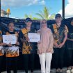 FOTO : Alexsa dan Mariyanti saat menerima penghargaan juara I Kayak-2 dan Juara II Kayak-1 jarak 500 Meter, di Kota Banjarmasin, Kalsel.