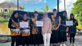 FOTO : Alexsa dan Mariyanti saat menerima penghargaan juara I Kayak-2 dan Juara II Kayak-1 jarak 500 Meter, di Kota Banjarmasin, Kalsel.