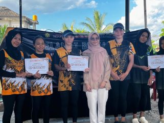 FOTO : Alexsa dan Mariyanti saat menerima penghargaan juara I Kayak-2 dan Juara II Kayak-1 jarak 500 Meter, di Kota Banjarmasin, Kalsel.