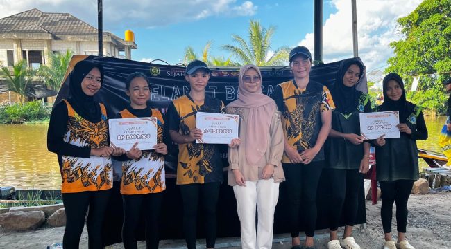 FOTO : Alexsa dan Mariyanti saat menerima penghargaan juara I Kayak-2 dan Juara II Kayak-1 jarak 500 Meter, di Kota Banjarmasin, Kalsel.