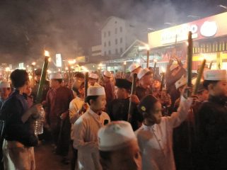 FOTO : Ribuan peserta pawai obor san sholawat burdah penuhi jalan Tjilik Riwut Kereng Pangi.