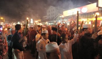 FOTO : Ribuan peserta pawai obor san sholawat burdah penuhi jalan Tjilik Riwut Kereng Pangi.