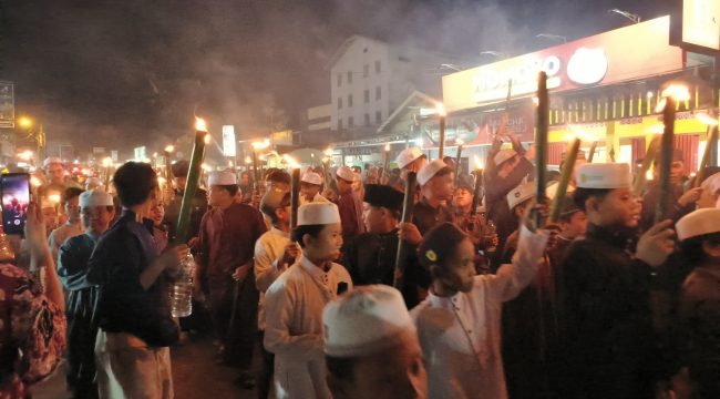 FOTO : Ribuan peserta pawai obor san sholawat burdah penuhi jalan Tjilik Riwut Kereng Pangi.