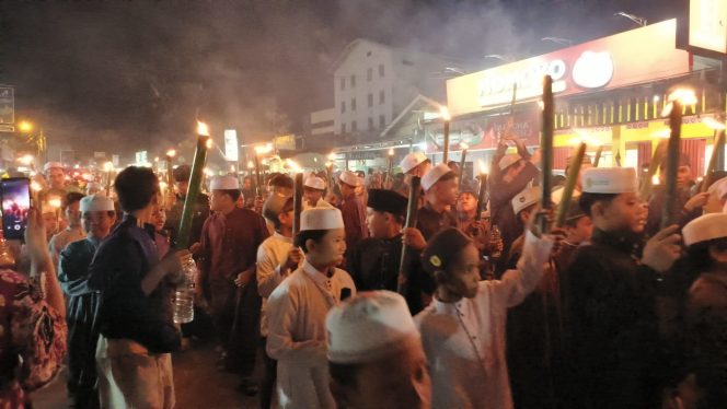 
					FOTO : Ribuan peserta pawai obor san sholawat burdah penuhi jalan Tjilik Riwut Kereng Pangi.