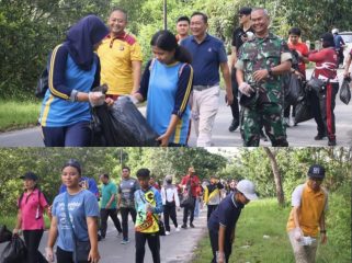 FOTO : Suasana jalan sehat pemerintah dan warga sambil pungut sampah di sepanjang jalan.