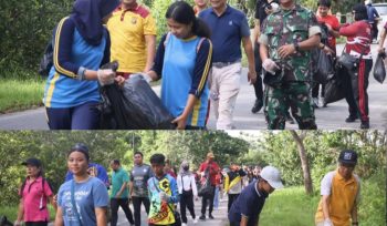 FOTO : Suasana jalan sehat pemerintah dan warga sambil pungut sampah di sepanjang jalan.