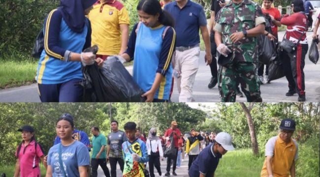 FOTO : Suasana jalan sehat pemerintah dan warga sambil pungut sampah di sepanjang jalan.