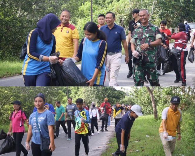 
					FOTO : Suasana jalan sehat pemerintah dan warga sambil pungut sampah di sepanjang jalan.