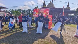 FOTO : Kapolres Katingan AKBP Dodik Hartono, bersama Wakil Bupati, Ketua DPRD Katingan dan pejabatnya lainnya, ikut meramaikan salah satu lomba balap karung pada HUT Bhayangkara Ke 80.