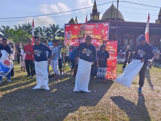 FOTO : Kapolres Katingan AKBP Dodik Hartono, bersama Wakil Bupati, Ketua DPRD Katingan dan pejabatnya lainnya, ikut meramaikan salah satu lomba balap karung pada HUT Bhayangkara Ke 80.
